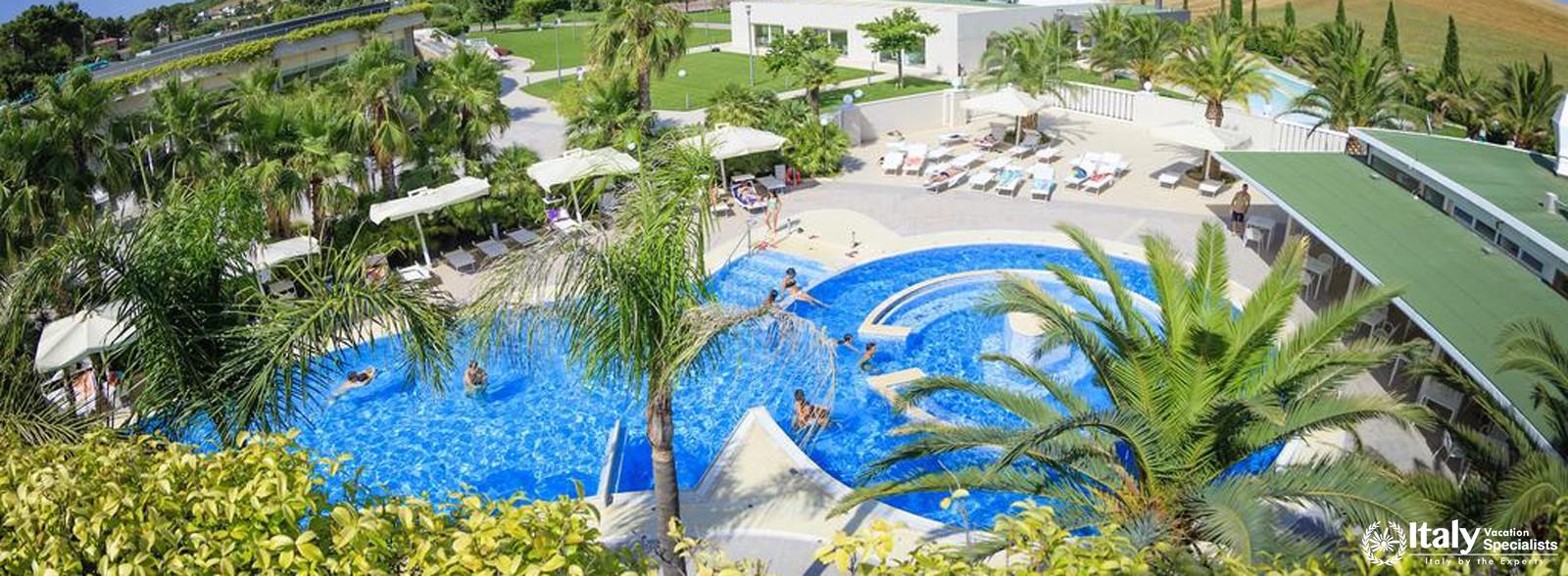 Overview of the swimming pool in MH Matera Hotel