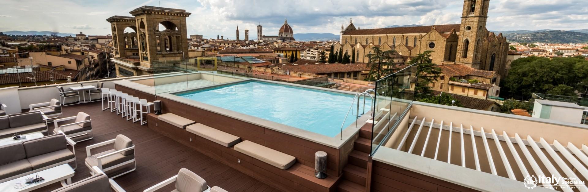 Outdoor swimming pool in Hotel Plaza Lucchesi