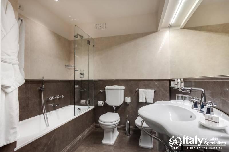Excellent bathroom of Hotel Plaza Lucchesi