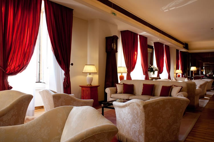 Plaza Lucchesi, Lobby 