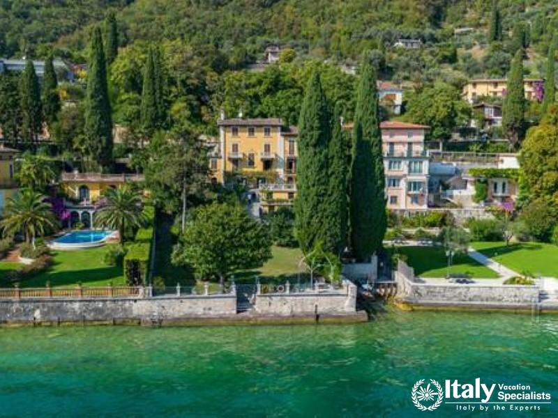 Lakeside Opulence: A picturesque estate with lush gardens and a pool in Villa Lago Elegante