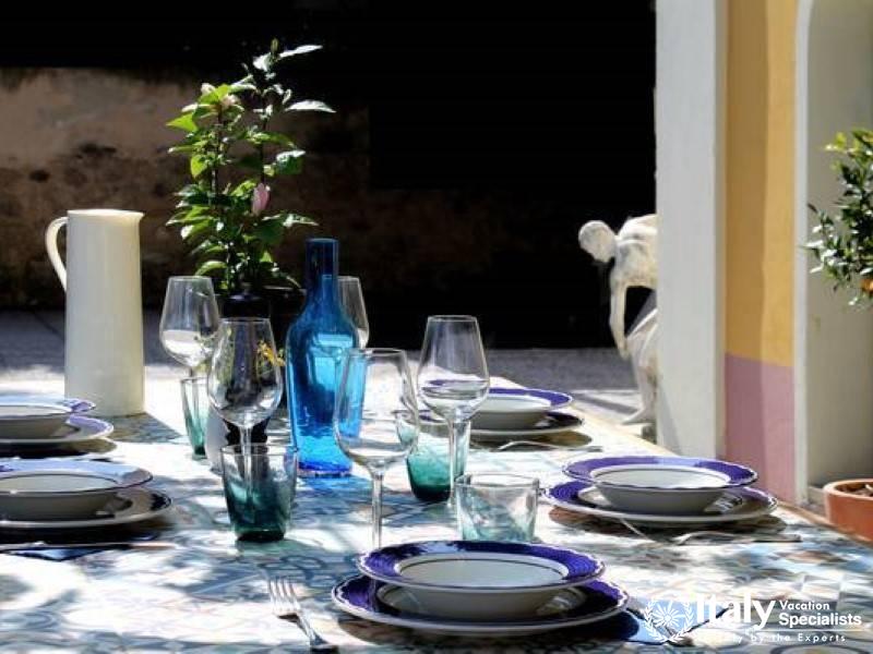 Al Fresco Elegance: A table set for a sunny garden banquet in Villa Lago Elegante