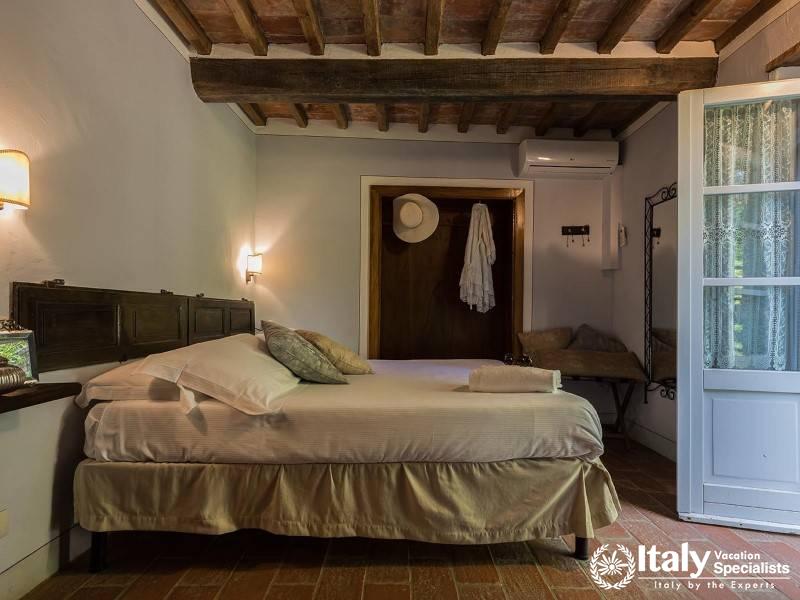 Rustic Bedroom: Comfortable bedroom with garden access.