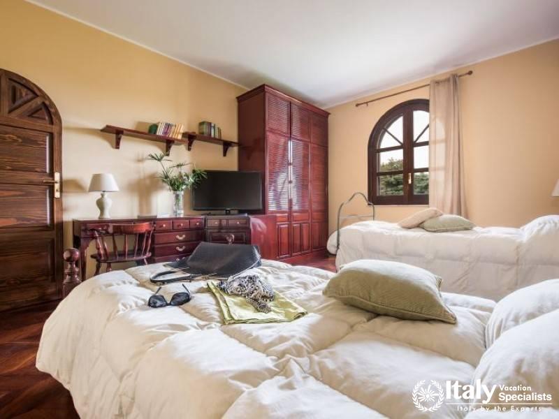 Warm and inviting twin bedroom, perfect for a relaxing stay.