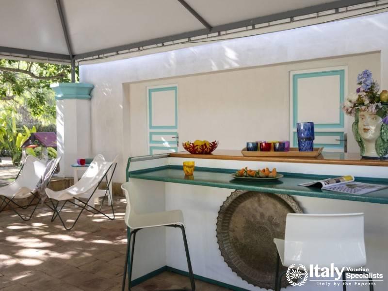 The outdoor bar at Villa Sole di Marsala is perfect for enjoying drinks in the garden.