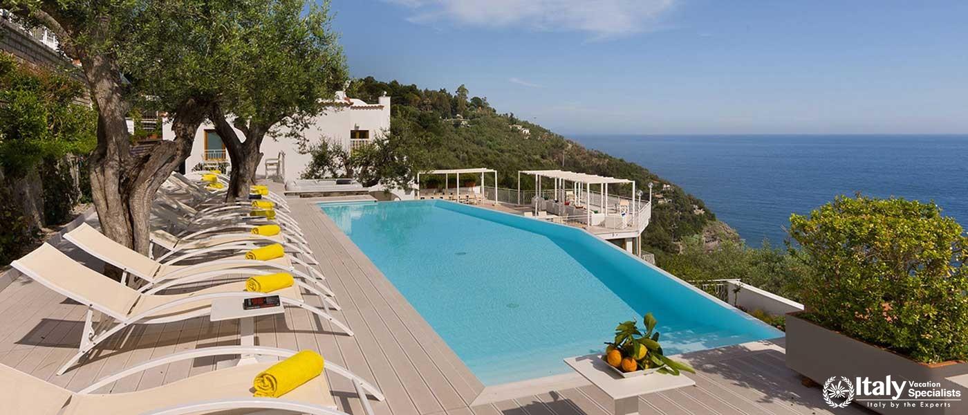 Swimming pool in Villa Esattezza