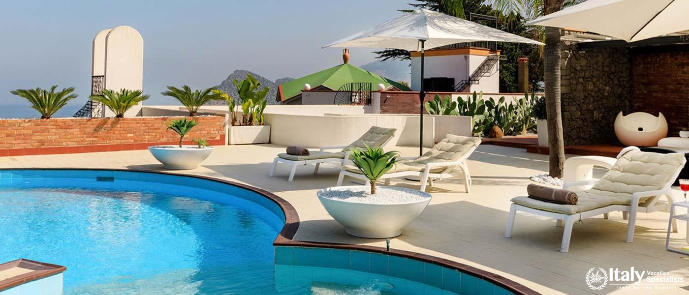 Swimming pool with views in Villa Sussurro delle Onde