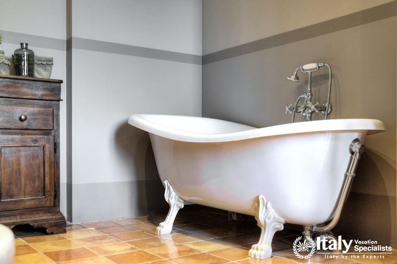 Tub in bathroom in Caloroso Villa