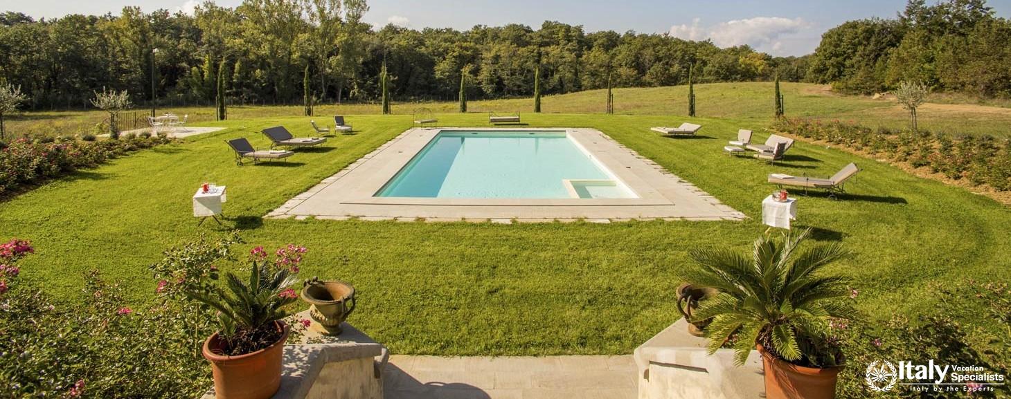 Wonderful outdoor swimming pool in Villa Vinaia