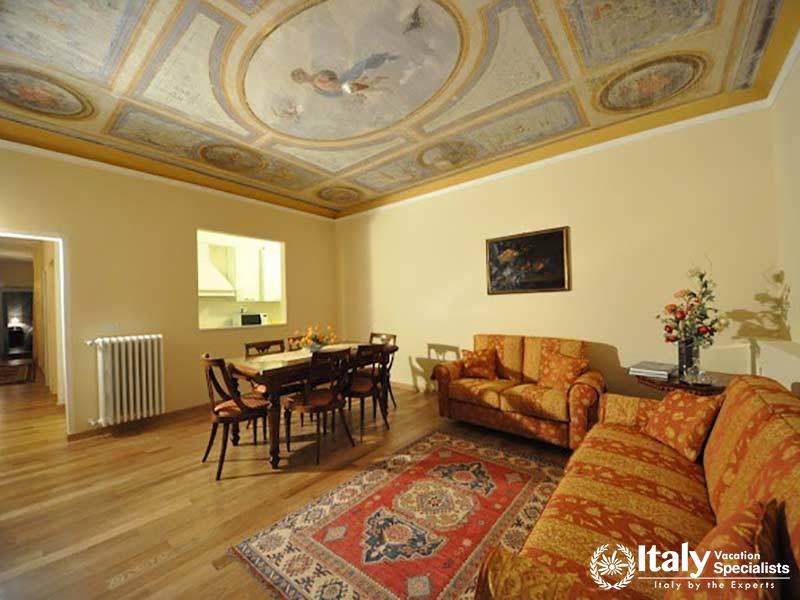 Central Apartment in Florence with frescoed ceiling
