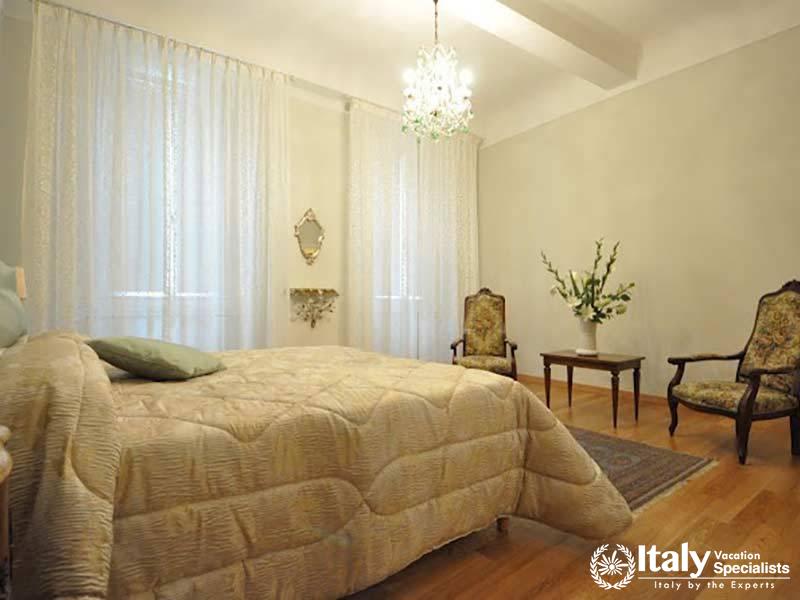 Double bedroom in apartment for 7 in Florence