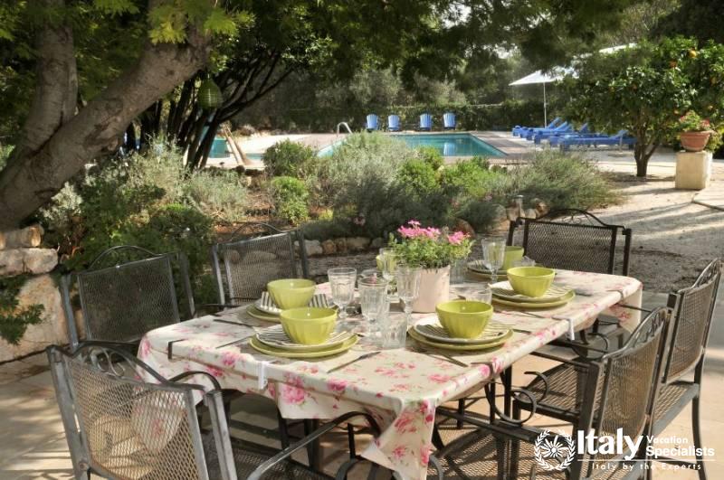 Outside dinning area in Villa Mimma Puglia	