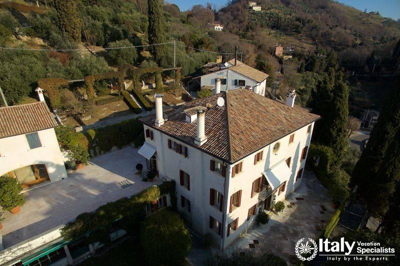 Outside view of Bella Vista Villa