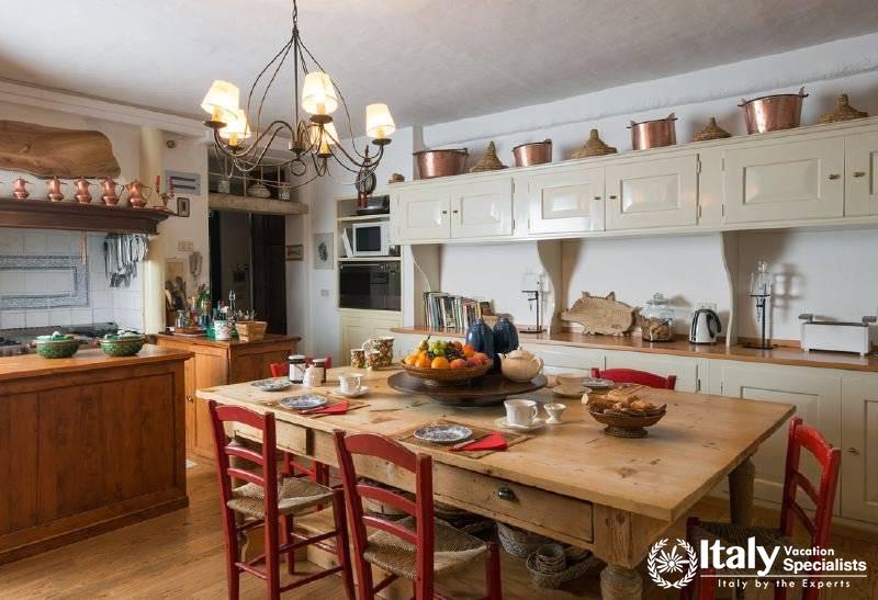 Dinning area in Bella Vista Villa