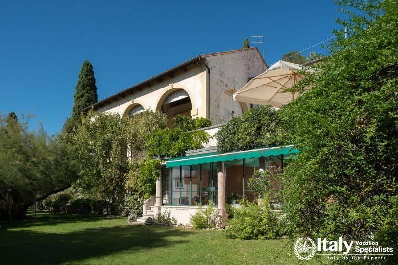 Outside view in Bella Vista Villa