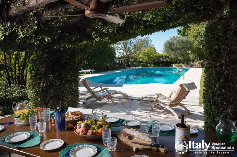 Swimming pool in Bella Vista Villa