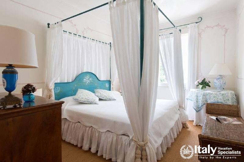 Bathroom tub in Bella Vista Villa