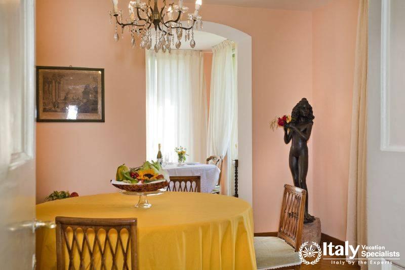 Dining table in Villa Bellissima