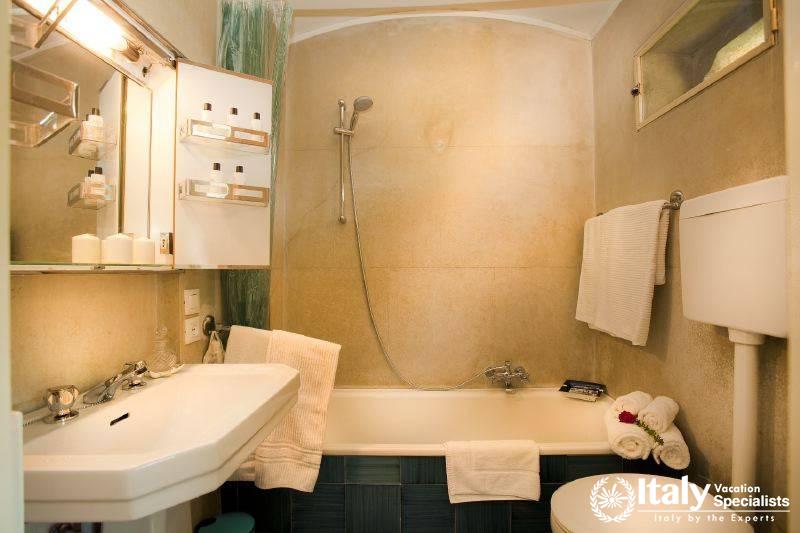 Bathroom tub in Villa Bellissima