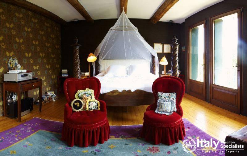 Bed and sofas in the room of Villa Prodigioso