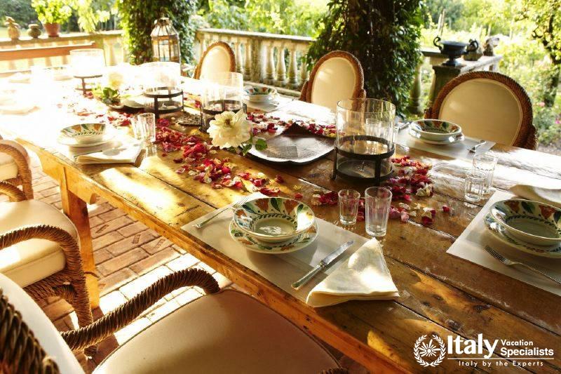 Outside dinning area in Villa Prodigioso