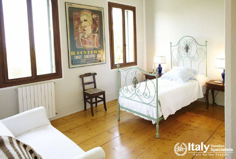  bed and study table in the bedroom in Villa Prodigioso