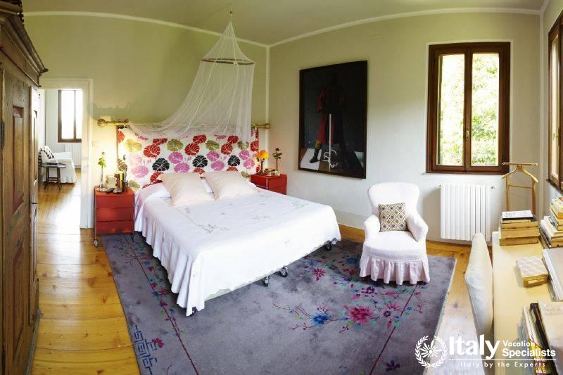  flowers and bed in the bedroom in Villa Prodigioso