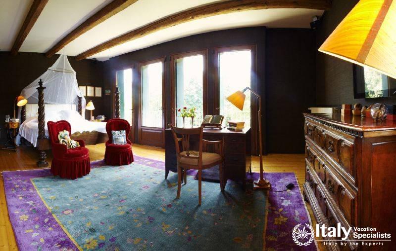 Single bed in the bedroom in Villa Prodigioso