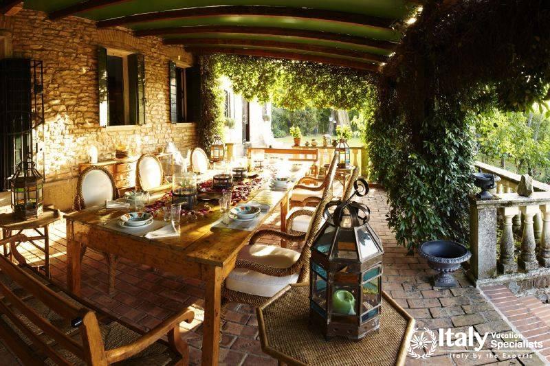 Outside dinning area in Villa Prodigioso
