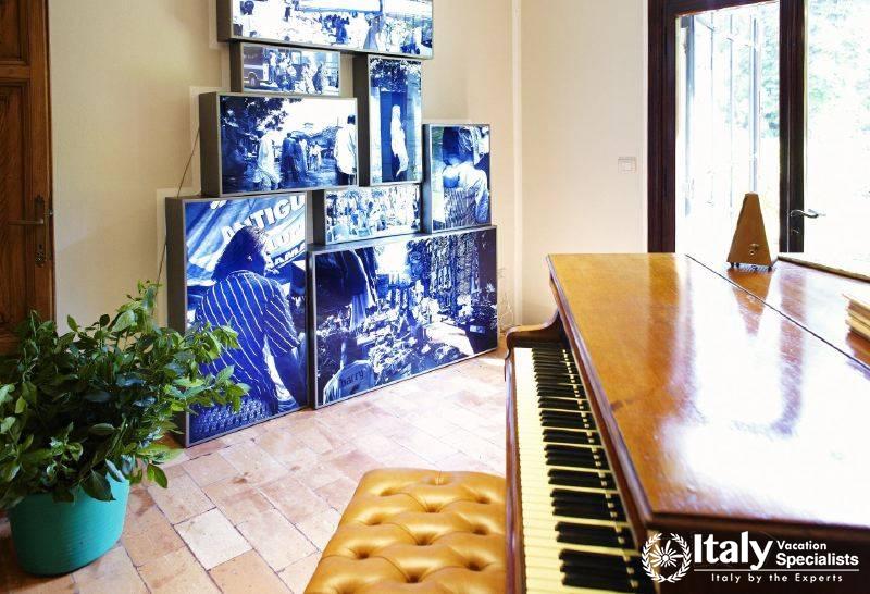 Beverages and piano area in Villa Prodigioso
