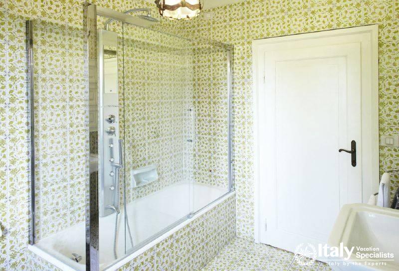 Single bed in the bedroom in Villa Prodigioso