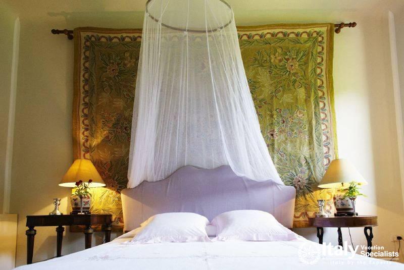 Mirror in the bathroom of Villa Prodigioso