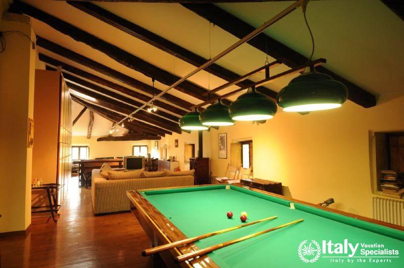 Snooker table and sitting area in Villa Delizioso