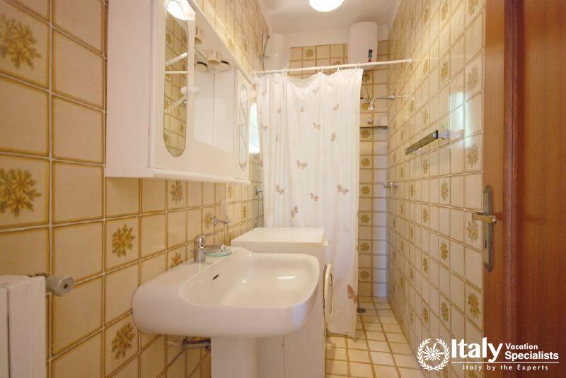 Excellent bathroom with brown tiles in villa rocio