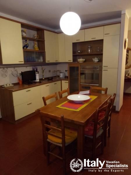 Kitchen and dinning area in Apartament Quartiere Antico