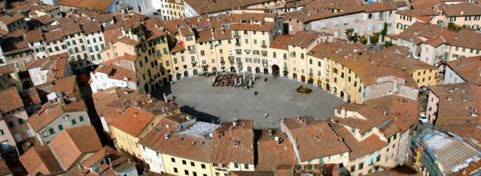 Lucca, Anfiteatro Square