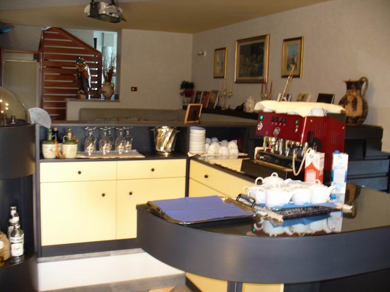 Coffee machine and bar