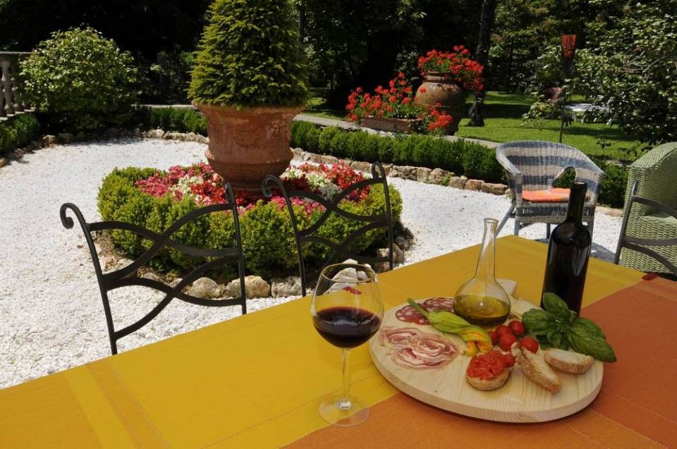 Enjoying wine and Tuscan savoury