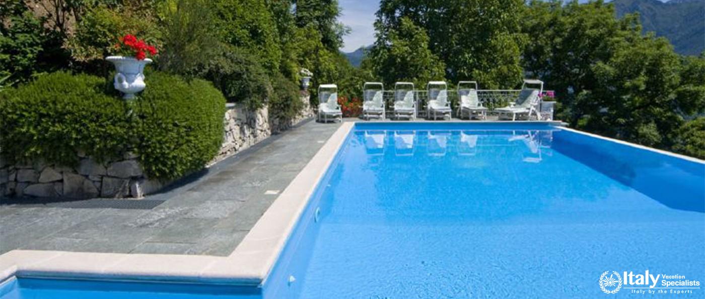 Peaceful environment with swimming pool in Villa Willows