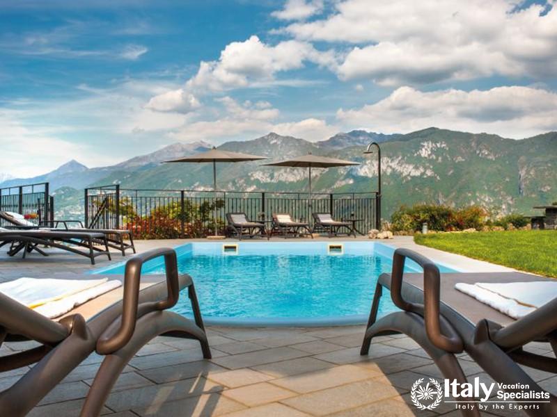 Swimming pool with Prety environment in Villa Lumsdens