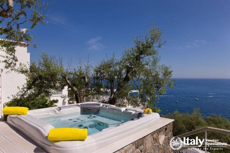 Open swimming pool in Villa Esattezza