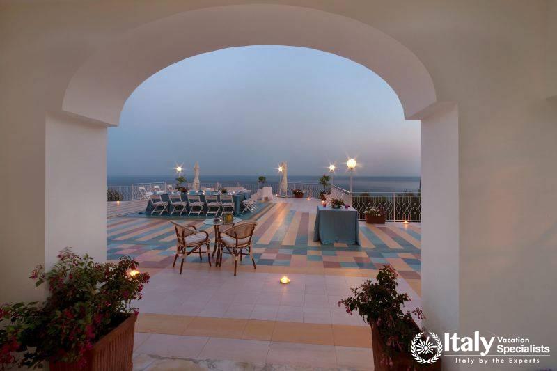 Restaurant and dinning area with beautiful sea-view in Villa Esattezza