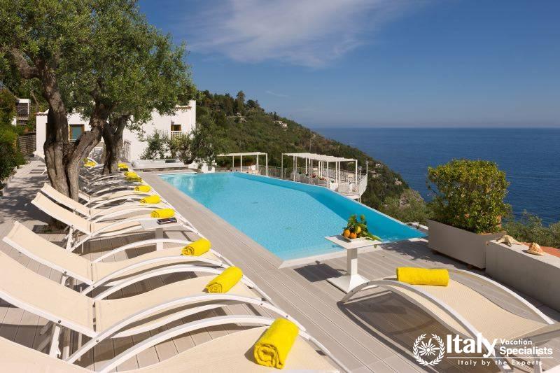 Outdoor swimming pool in Villa Esattezza