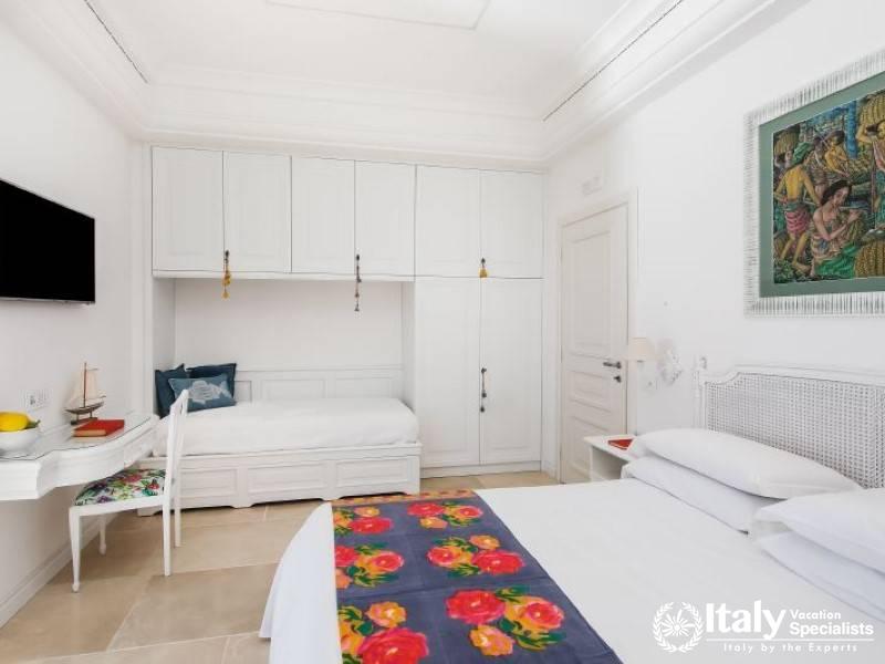 Bedroom with a built-in bunk bed and vibrant decor.