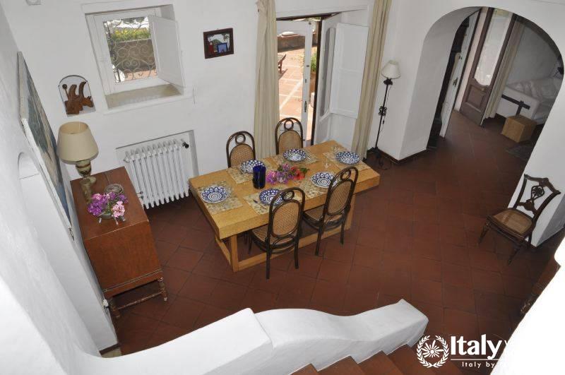 Circular sofas and sitting area indoor in Villa Giulia
