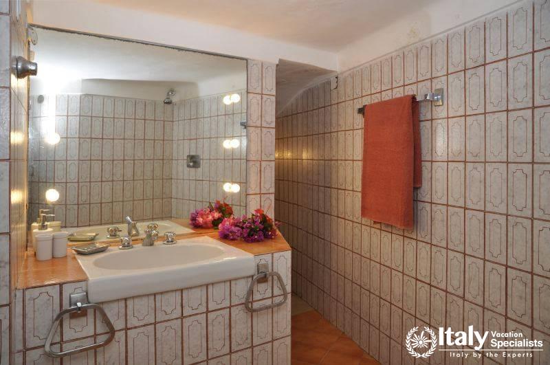 Excellent bathroom of Villa Giulia