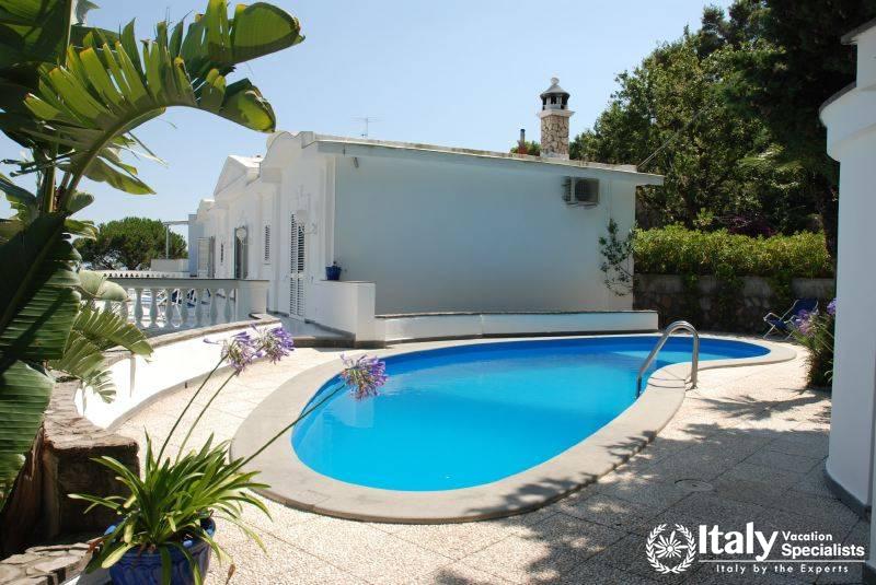 Outdoor swimming pool in Villa Venancio