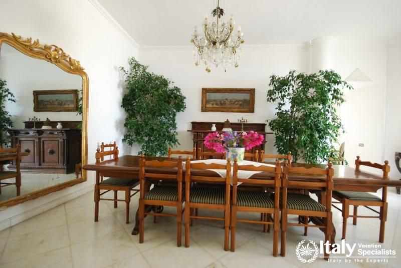 Indoor dinning area in Villa Venancio