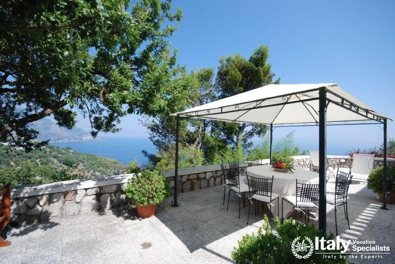 Outdoor dinning area in Villa Venancio