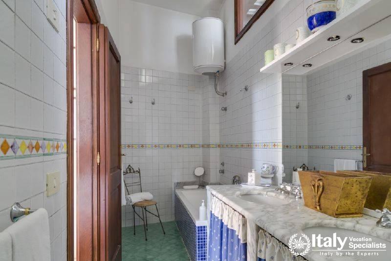 Outstanding bathroom of Villa Aranceto